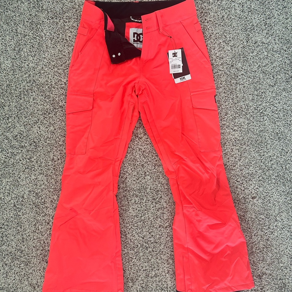 Women’s DC backyard snowboarding pant. Size small.